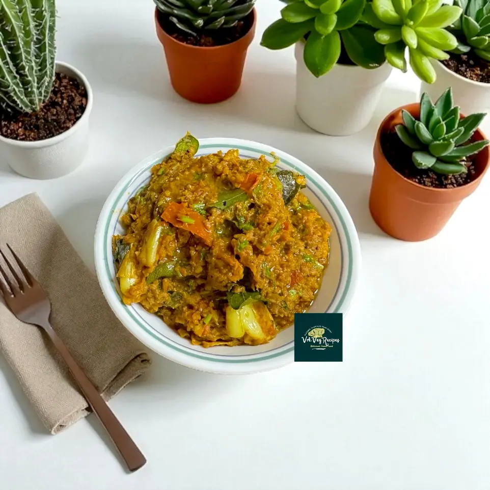 Homemade spicy vakaya chutney with bajji mirchi, tomatoes, garlic tadka, and coriander, perfect for dosa or hot steamed rice.