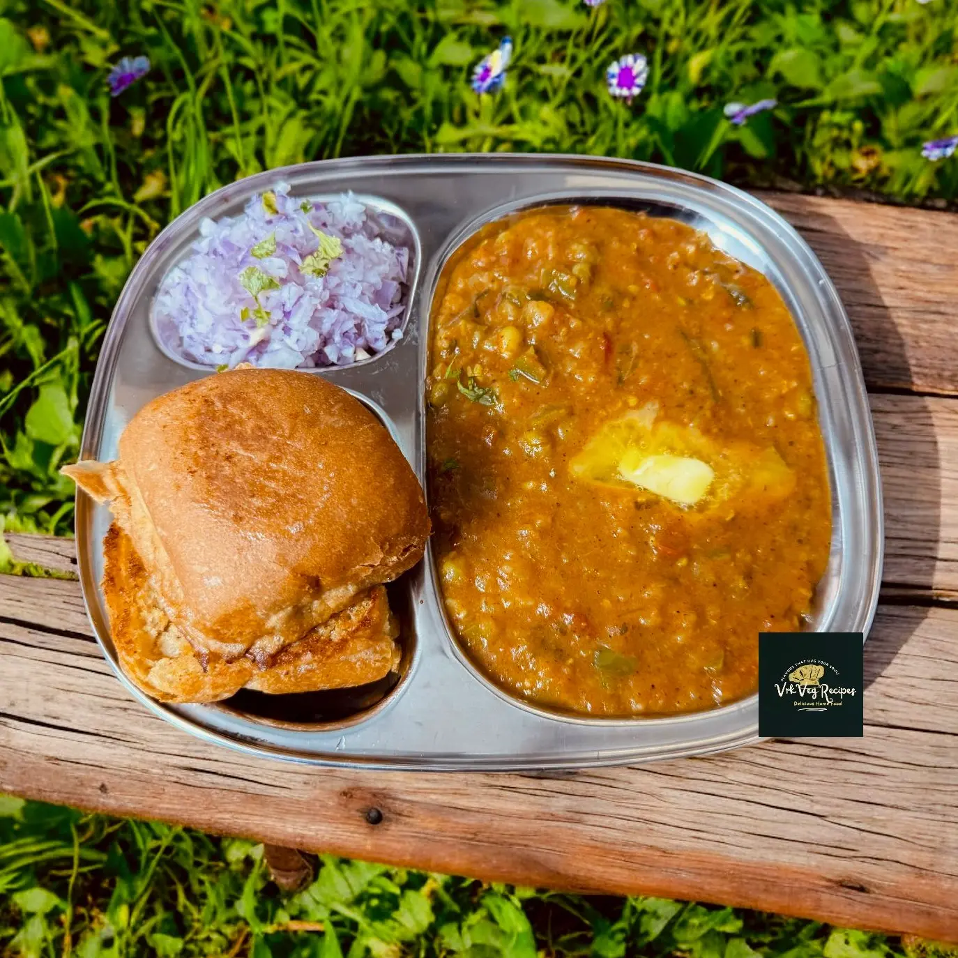 Mumbai Style Pav Bhaji – Spicy, Buttery & Delicious Pav Bhaji served with buttery toasted pav and spicy mashed vegetables, a famous Mumbai street food enjoyed by all ages.