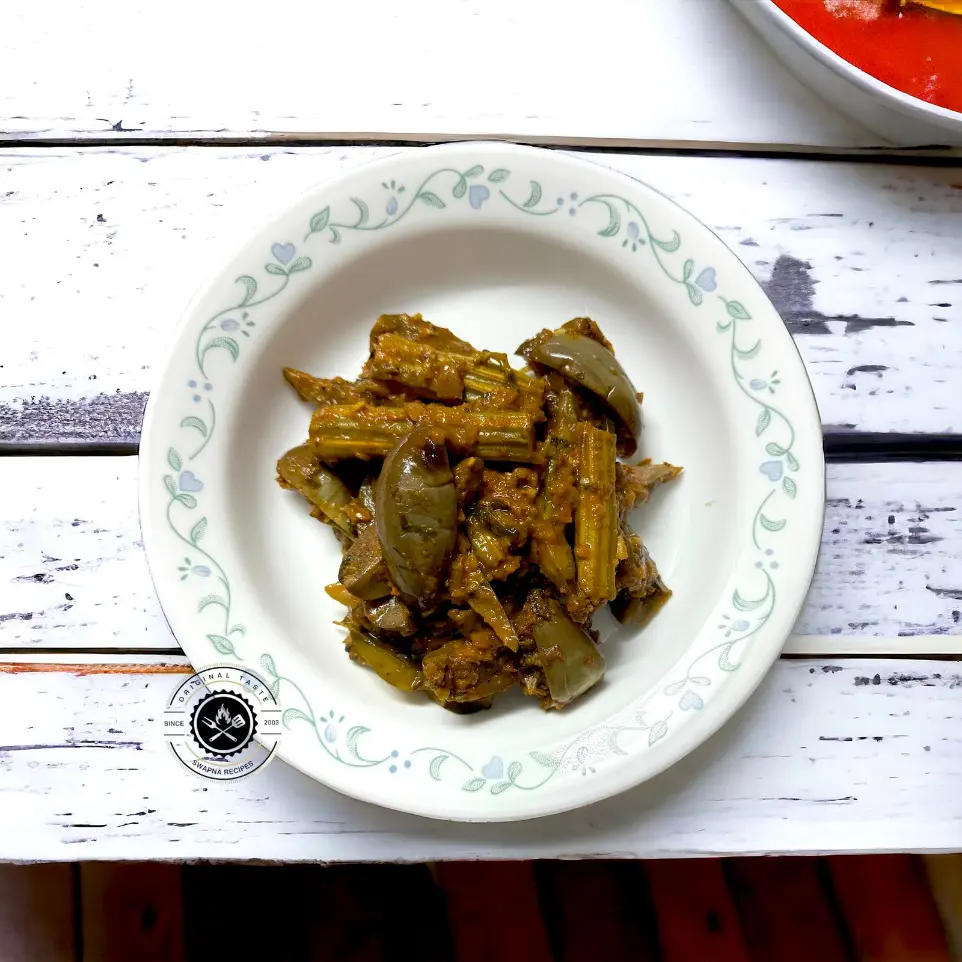 Drumstick (moringa) and purple brinjal simmered with tomatoes, sambar masala, and Kashmiri chilli; buttery, mildly tangy, and creamy—perfect with rice or rotis.