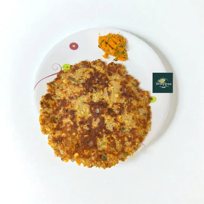 Wholesome Rajgiri Thalipeeth with Grated Bottle Gourd Close-up of Bottle Gourd Rajgiri Thalipeeth, golden roasted, with sesame seeds and herbs, healthy, protein-rich Indian flatbread.